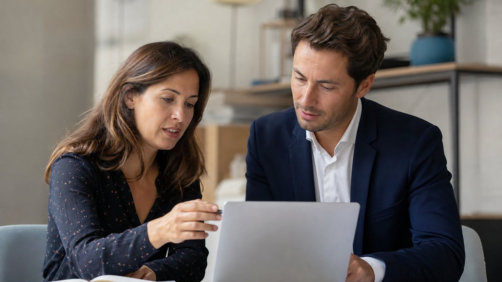 Prestataire et cliente concluant un accord autour d'un devis sur une table