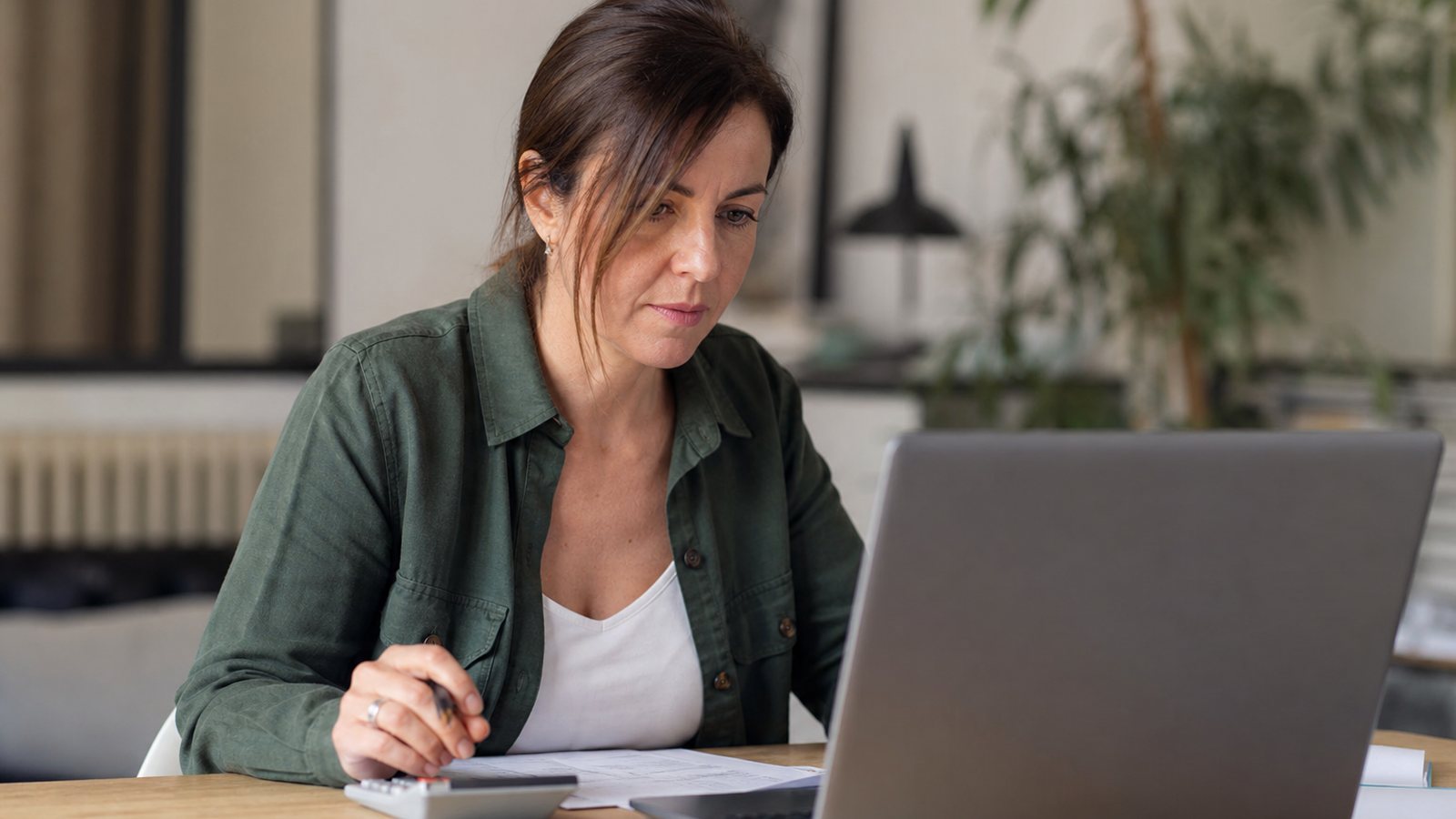 Micro-entrepreneuse comparant son chiffre d'affaires aux seuils sur un tableau de bord